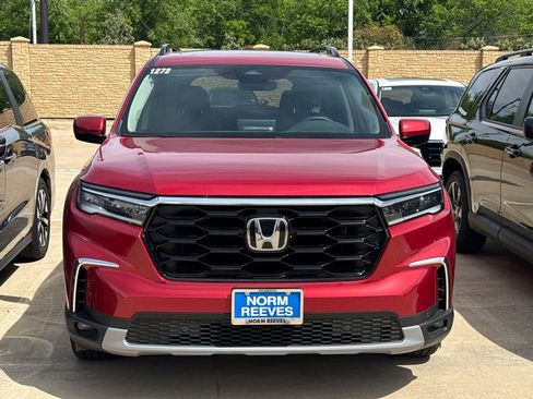 Used 2025 Honda Pilot Touring image 2