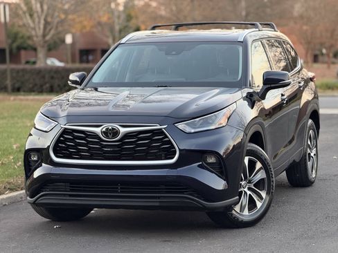 Used 2021 Toyota Highlander XLE FWD image 1