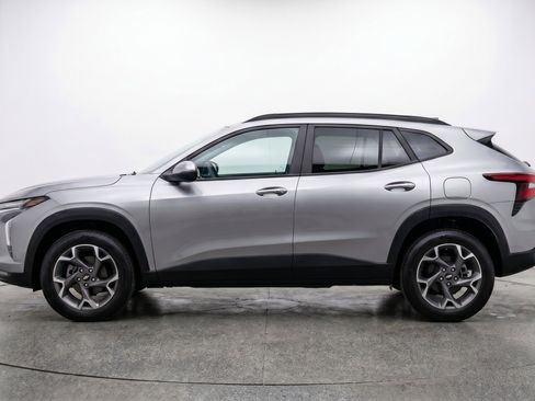 Used 2025 Chevrolet Trax LT w/ LT Convenience Package FWD image 5