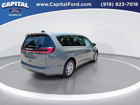 Used 2023 Chrysler Pacifica Touring-L FWD image 8