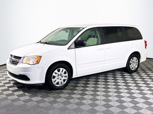 Used 2017 Dodge Grand Caravan SE FWD image 4