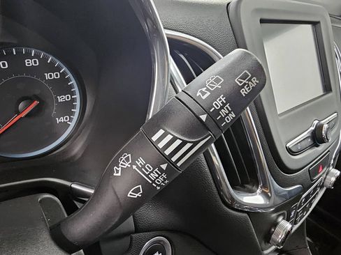 Used 2018 Chevrolet Equinox LT FWD image 32