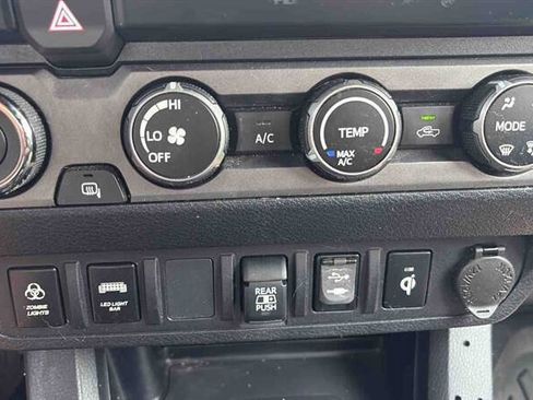 Used 2019 Toyota Tacoma TRD Sport AWD/4WD image 22