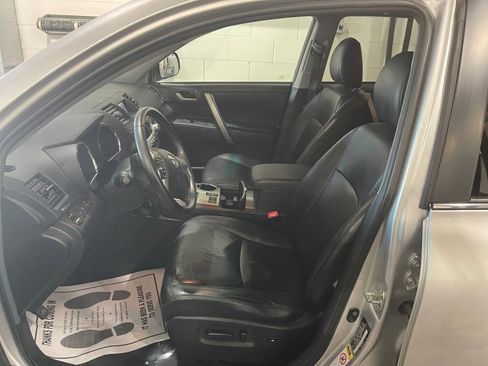 Used 2012 Toyota Highlander SE w/ Tow Pkg image 9