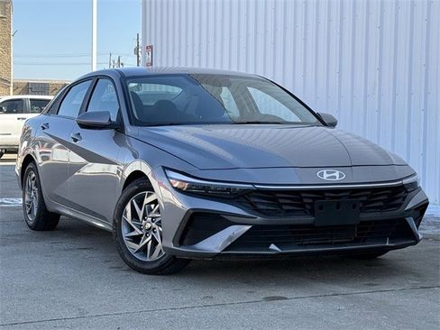 Used 2024 Hyundai Elantra SEL image 2