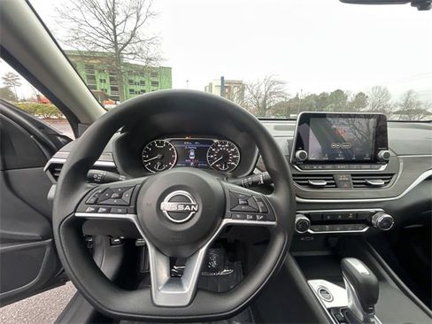 Used 2025 Nissan Altima 2.5 SV image 29