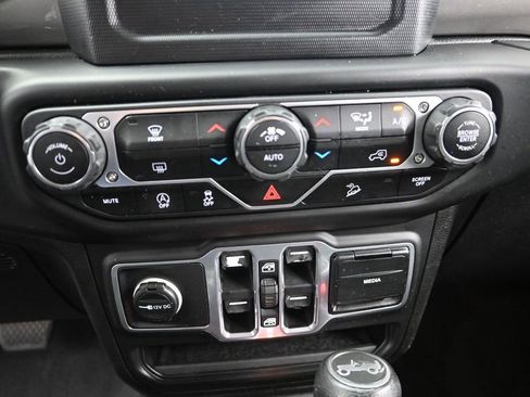 Used 2018 Jeep Wrangler Unlimited Sahara AWD/4WD image 14