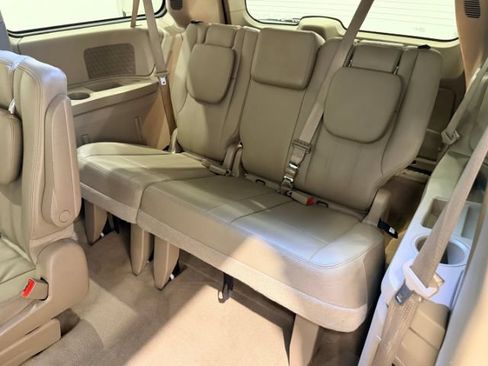 Used 2016 Chrysler Town & Country Touring FWD image 33