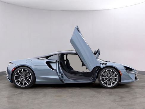 Used 2023 McLaren Artura RWD image 13