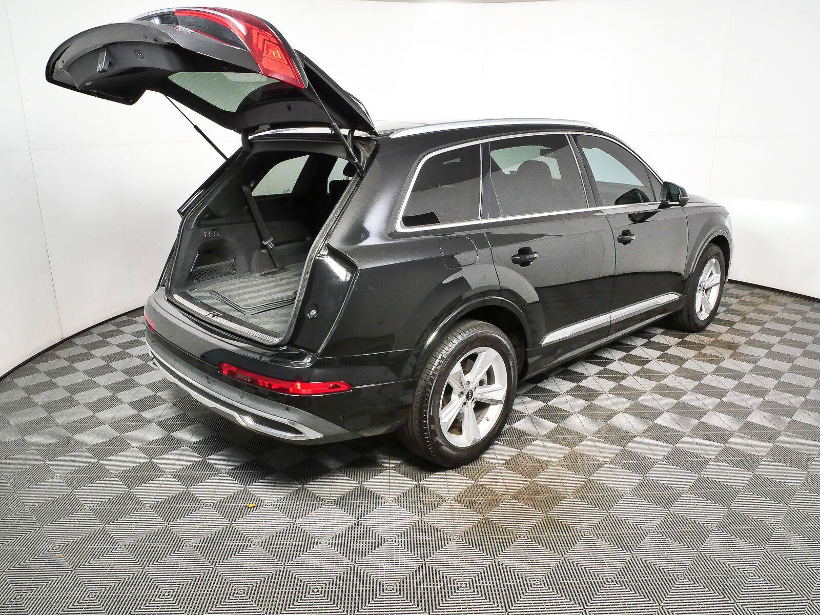 Used 2023 Audi Q7 2.0T Premium Plus w/ Premium Plus Package AWD/4WD image 32