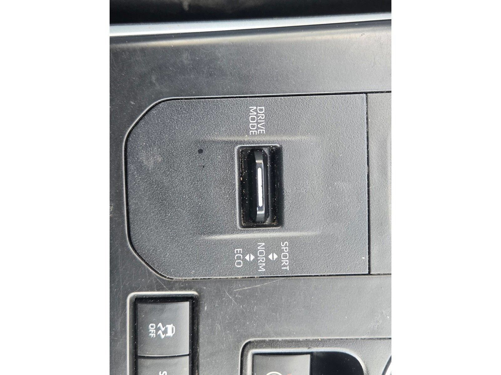 Used 2021 Toyota Highlander LE FWD image 29