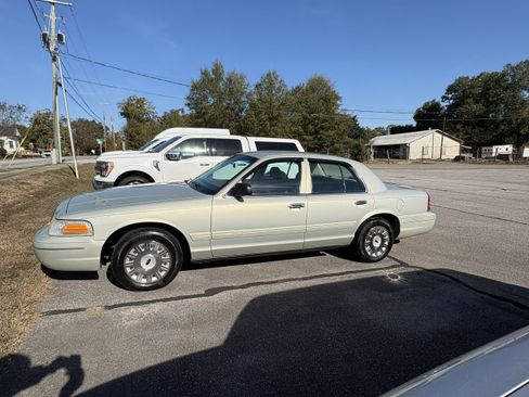 Used 2004 Ford Crown Victoria Police Interceptor image 2