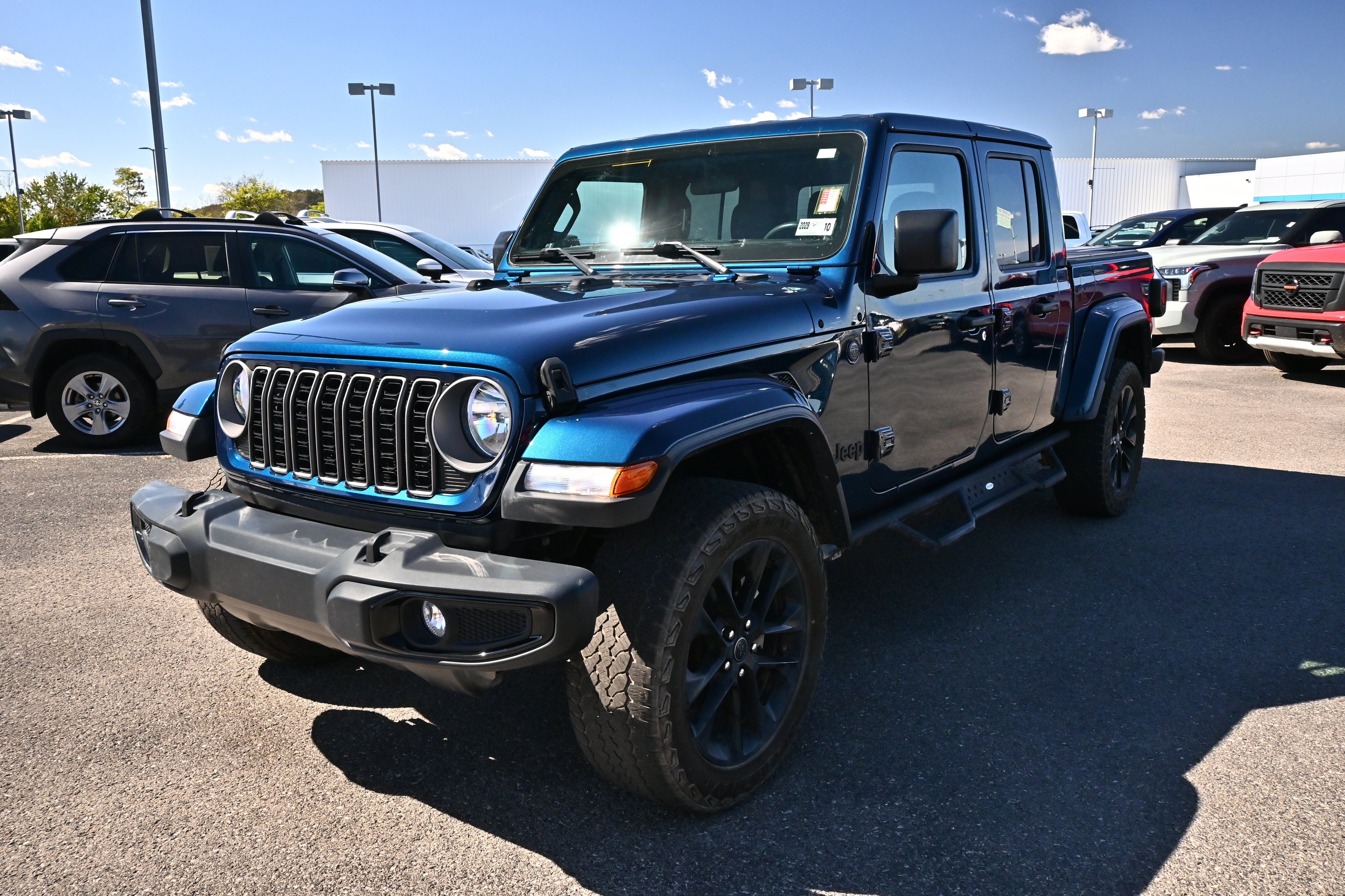 Used 2025 Jeep Gladiator Sport AWD/4WD image 4