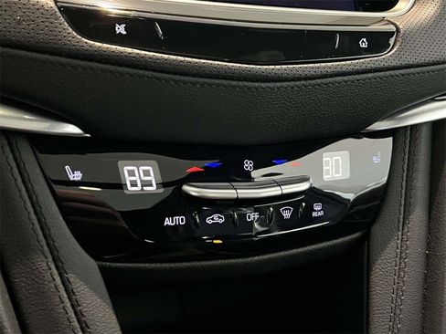 Certified 2025 Cadillac XT6 Luxury image 30