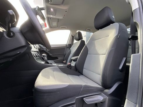 Used 2016 Volkswagen e-Golf SE w/ DC Fast Charging Package image 10