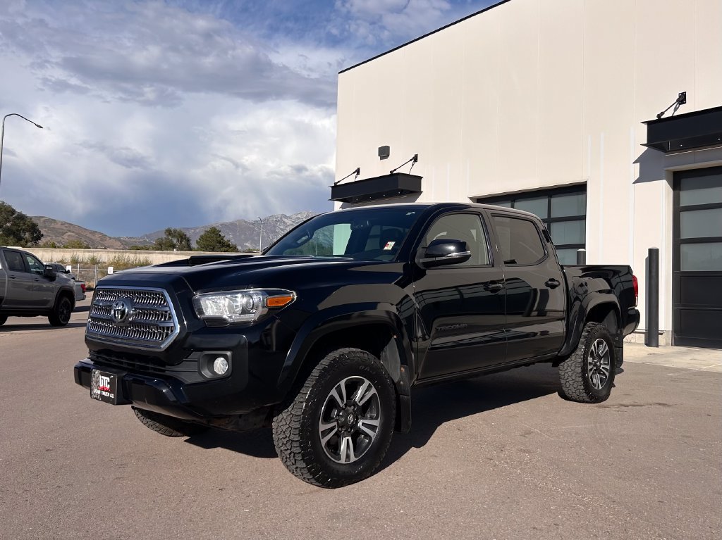 Used 2017 Toyota Tacoma TRD Sport AWD/4WD image 2