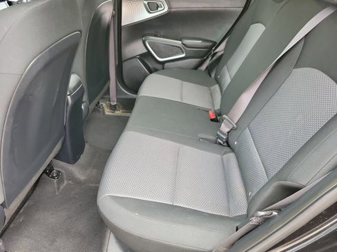 Used 2025 Kia Soul LX w/ LX Technology Package FWD image 6