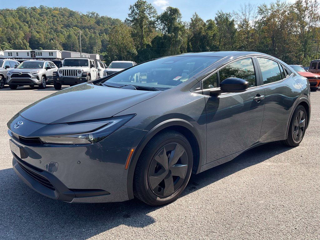 Used 2025 Toyota Prius LE FWD image 3