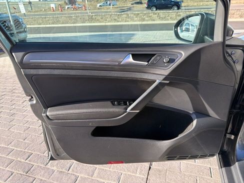 Used 2019 Volkswagen e-Golf SEL Premium image 12