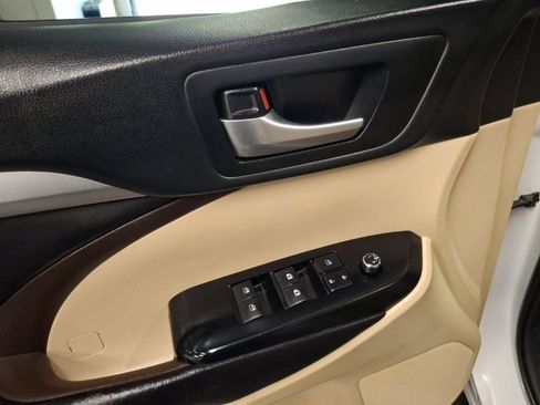 Used 2018 Toyota Highlander AWD V6 image 16