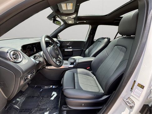 Used 2023 Mercedes-Benz GLB 250 4MATIC image 2