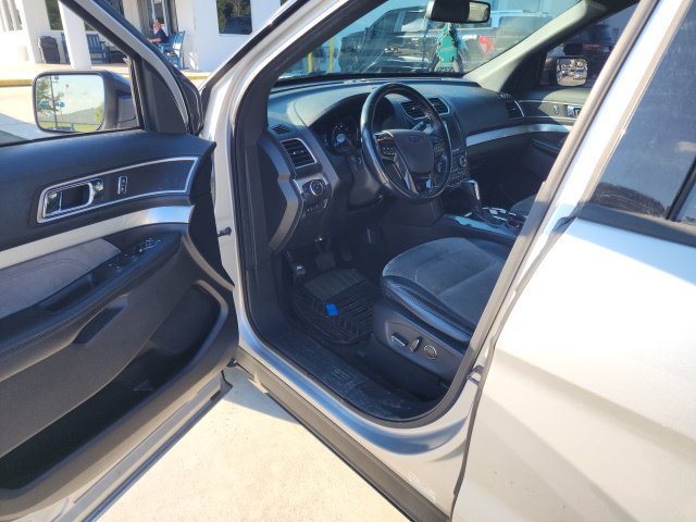Used 2017 Ford Explorer XLT w/ Equipment Group 202A FWD image 31