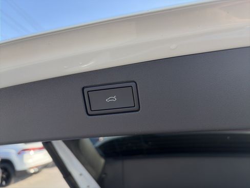 New 2026 Volkswagen Tiguan SEL R-Line image 18