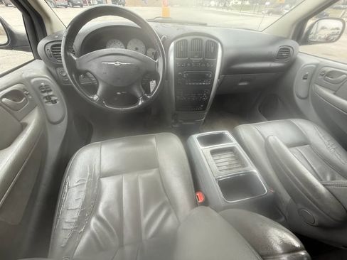Used 2007 Chrysler Town & Country Touring image 12