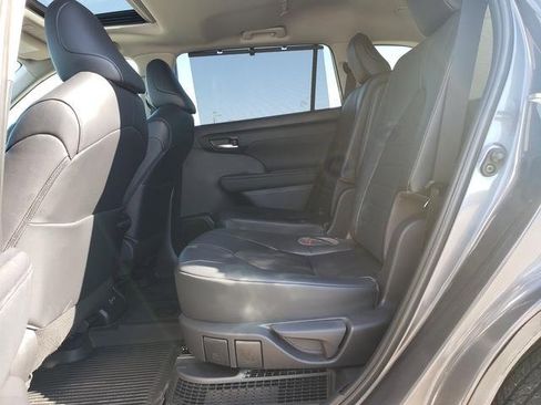 Used 2023 Toyota Highlander XLE image 12