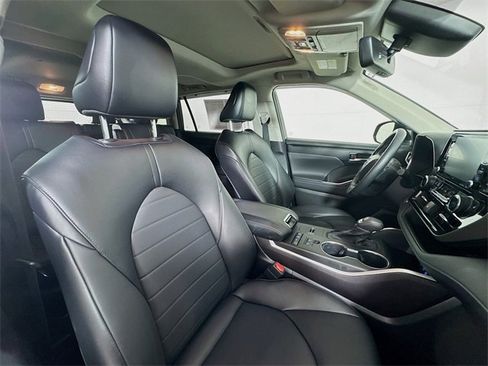 Used 2022 Toyota Highlander XLE image 34
