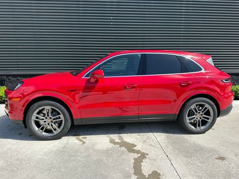 Certified 2025 Porsche Cayenne E-Hybrid AWD/4WD image 2