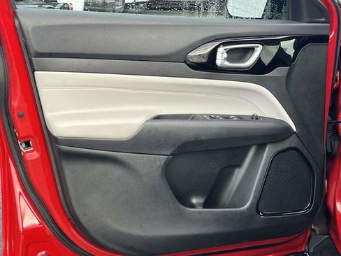 Used 2023 Jeep Compass Limited image 14