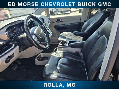 Used 2021 Chrysler Pacifica Touring-L FWD image 15