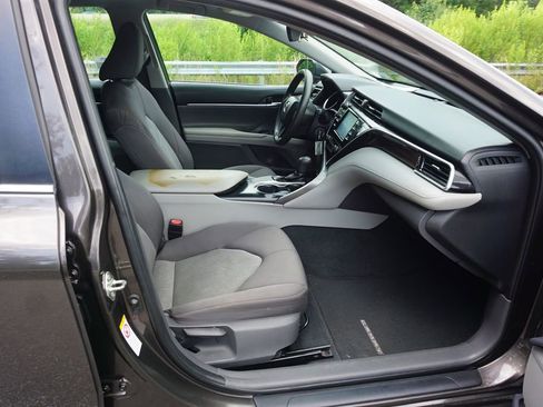 Used 2018 Toyota Camry LE FWD image 14