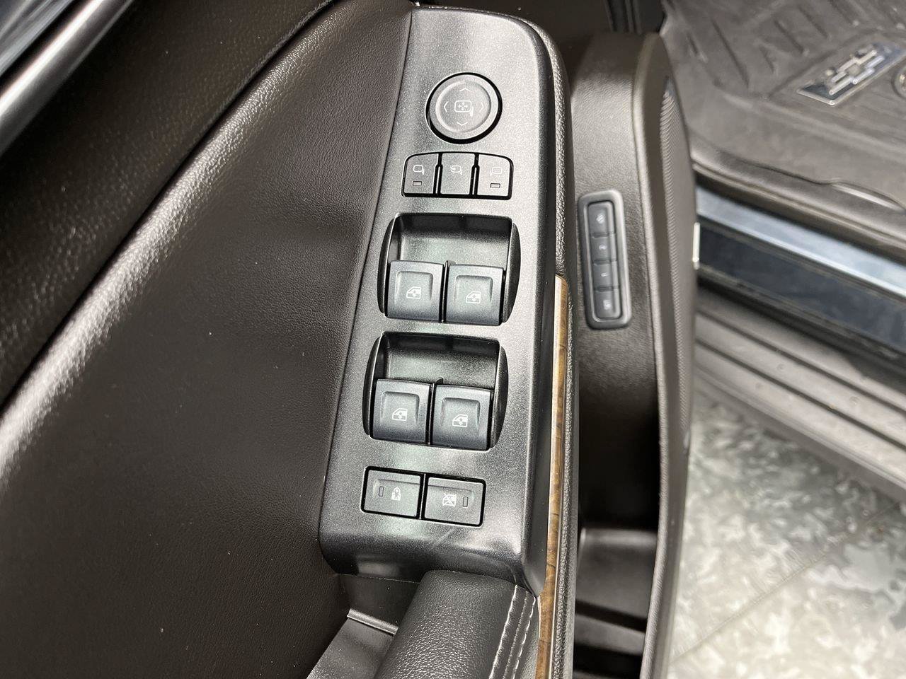 Used 2020 Chevrolet Tahoe LT w/ Luxury Package AWD/4WD image 9