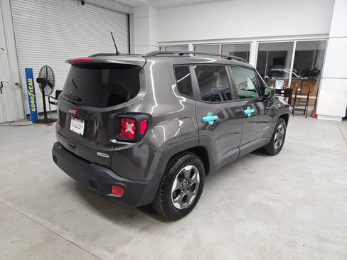 Used 2018 Jeep Renegade Latitude FWD image 6