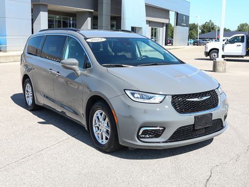 Used 2022 Chrysler Pacifica Touring-L FWD image 9