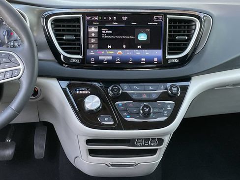 Used 2023 Chrysler Pacifica Touring-L FWD image 15