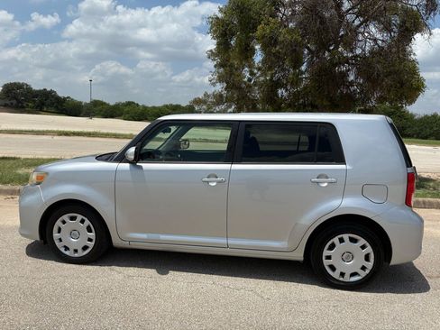 Used 2013 Scion xB FWD image 3