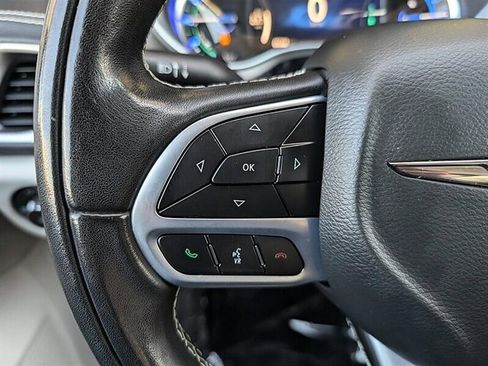 Used 2022 Chrysler Pacifica Touring-L w/ Uconnect Theater Family Group FWD image 21
