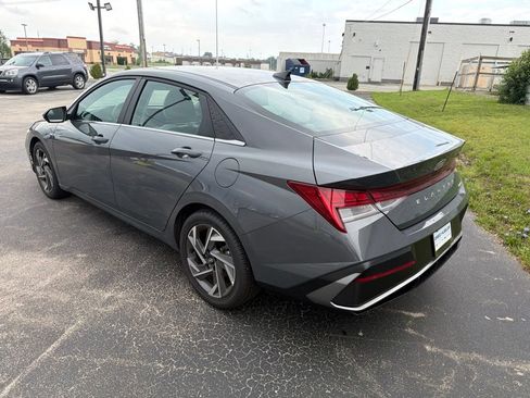 Used 2025 Hyundai Elantra Limited FWD image 7