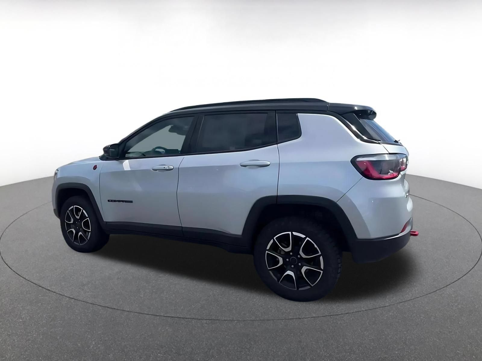Used 2025 Jeep Compass Trailhawk AWD/4WD image 8