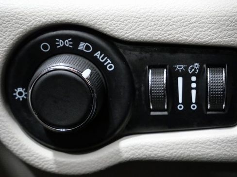 Used 2022 Chrysler Voyager LX image 13