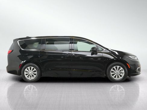 Used 2025 Chrysler Pacifica Select FWD image 7
