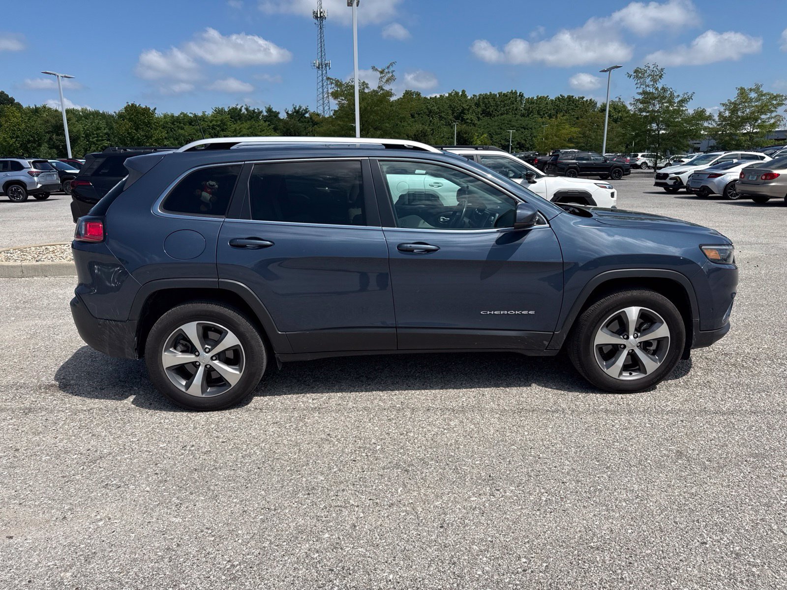 Used 2021 Jeep Cherokee Limited w/ Elite Package AWD/4WD image 7