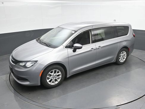Used 2017 Chrysler Pacifica Touring FWD image 37