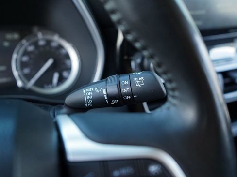 Used 2022 Toyota Highlander XLE FWD image 33