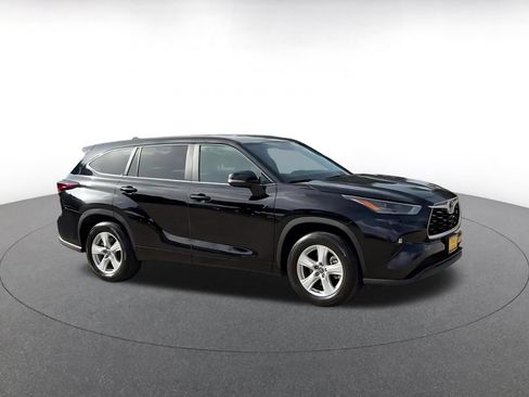 Used 2025 Toyota Highlander LE FWD image 2