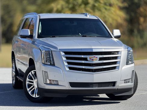 Used 2016 Cadillac Escalade 2WD image 3