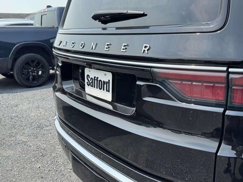 Used 2025 Jeep Wagoneer 4WD w/ Premium Group I image 8
